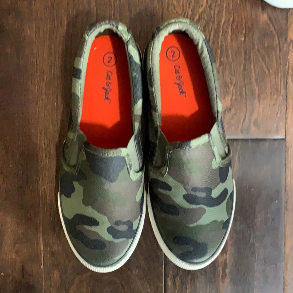 EUC  Size 2 Cat & Jack Boys Camouflage Slip on Sneaker